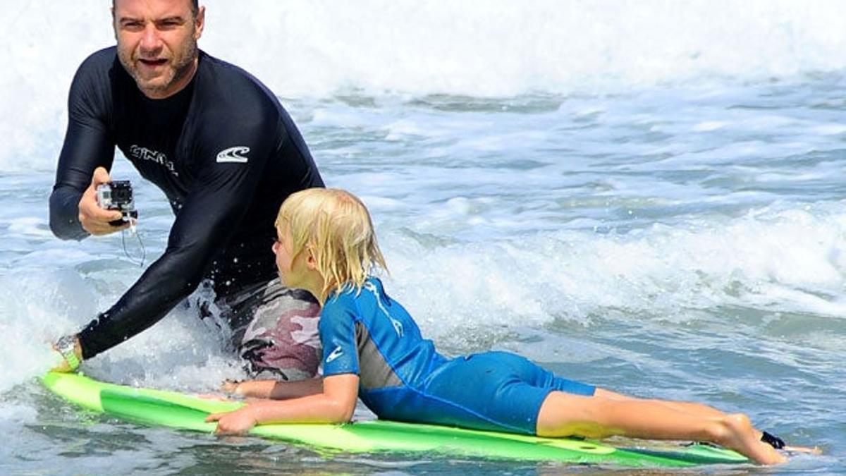 Liev Schreiber, todo un surfista en familia
