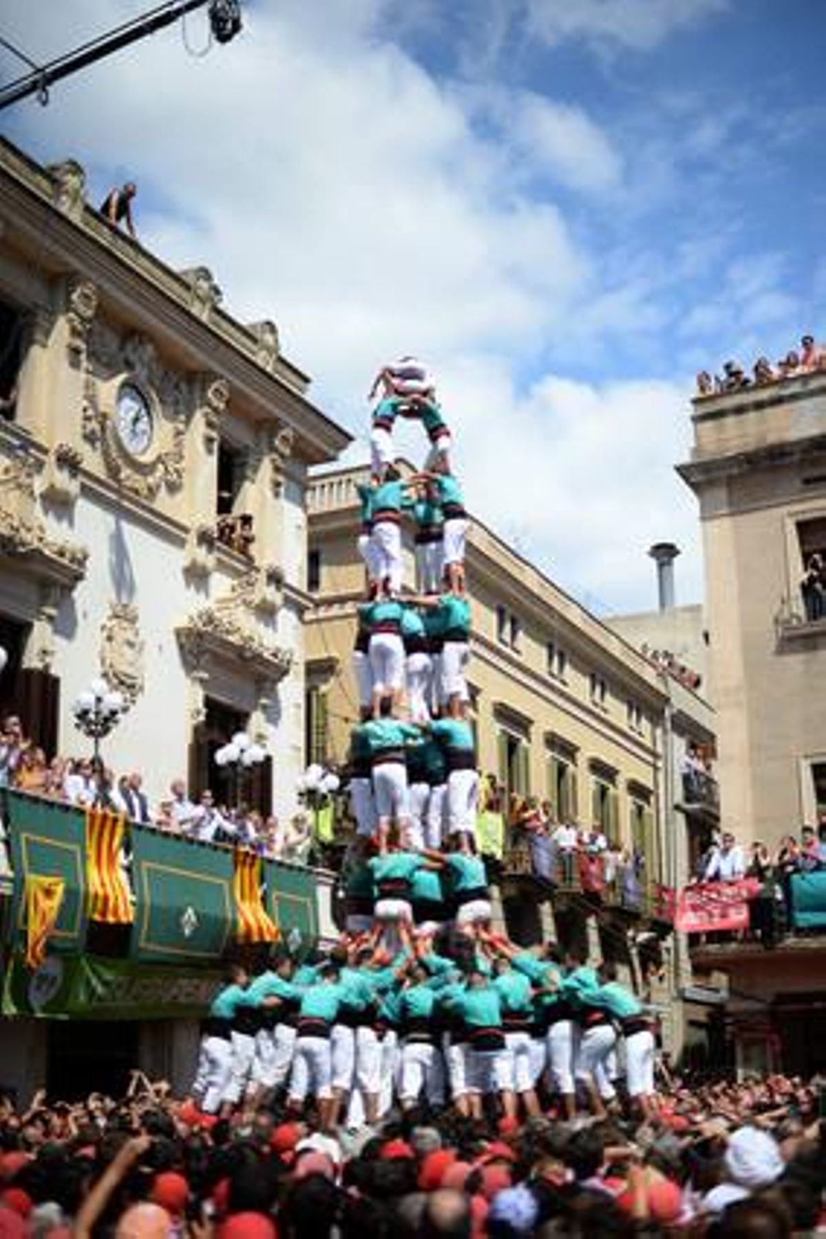 Els Castellers de Vilafranca carreguen un 4 de 9 amb folre i agulla.