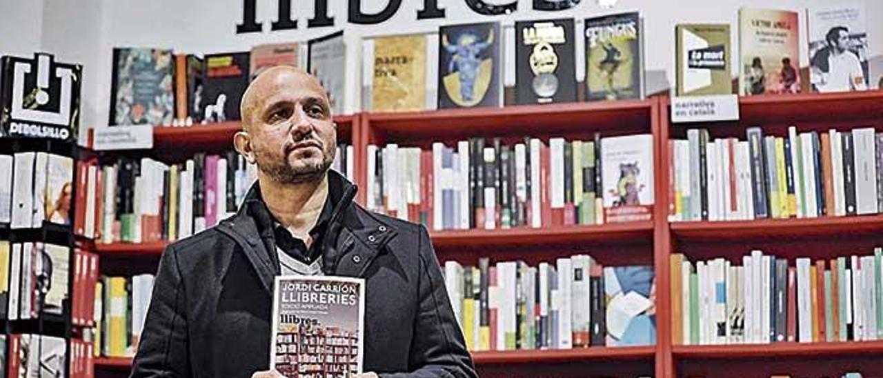 El escritor Jorge CarriÃ³n, ayer, antes de empezar el encuentro literario.