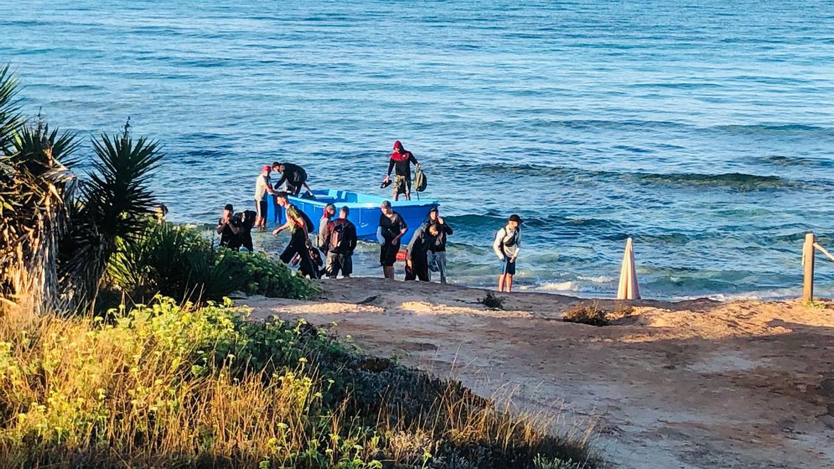 Llega una patera a Formentera.