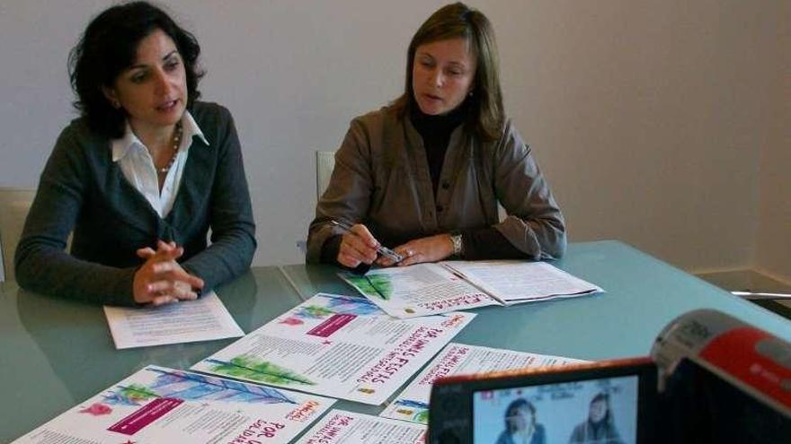 La alcaldesa de Tomiño, Sandra González, con la concejala de Servicios Sociales de la localidad, Cristina Martínez. // D.P.