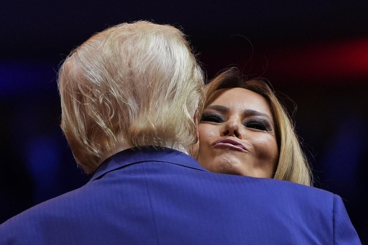 Melania Trump besa a su marido durante el mitin del candidato republicano en el Madison Square Garden de Nueva York.
