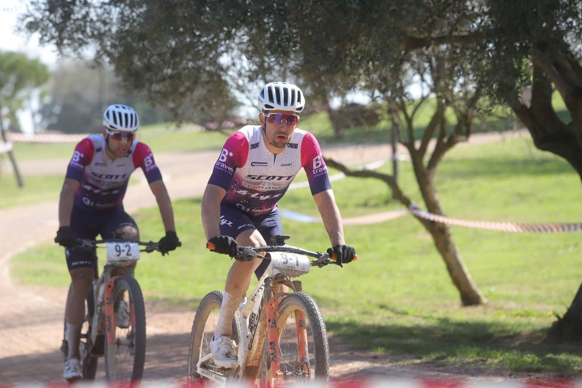 Varios ciclistas, durante la Andalucía Bike Race.