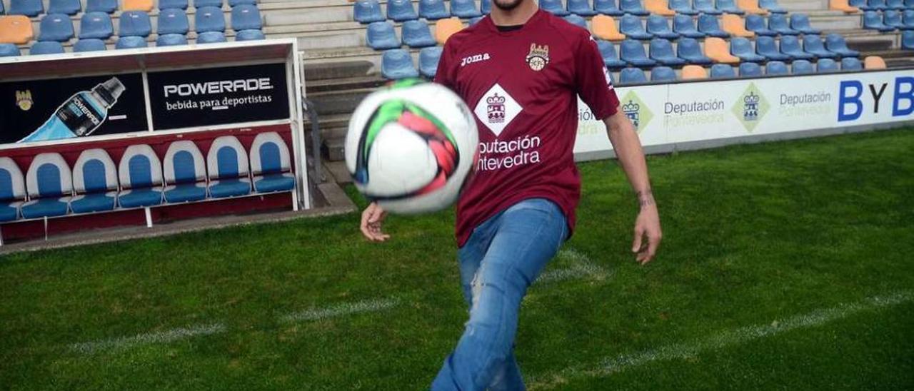 El reciente fichaje del Pontevedra, Antonio Bello, con la camiseta de su nuevo equipo. // Rafa Vázquez