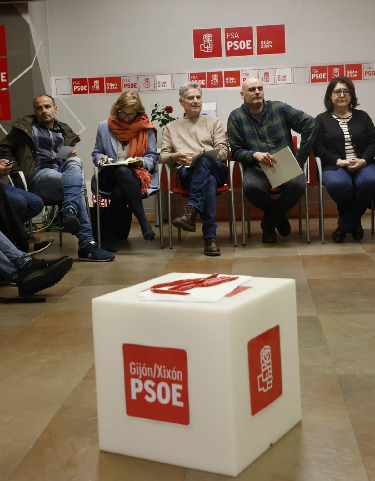 Por la izquierda, César González, Lara Martínez, Jorge Antuña, Monchu García y Begoña Fernández, en una reunión de la ejecutiva del PSOE de Gijón en la Casa del Pueblo. | ÁNGEL GONZÁLEZ