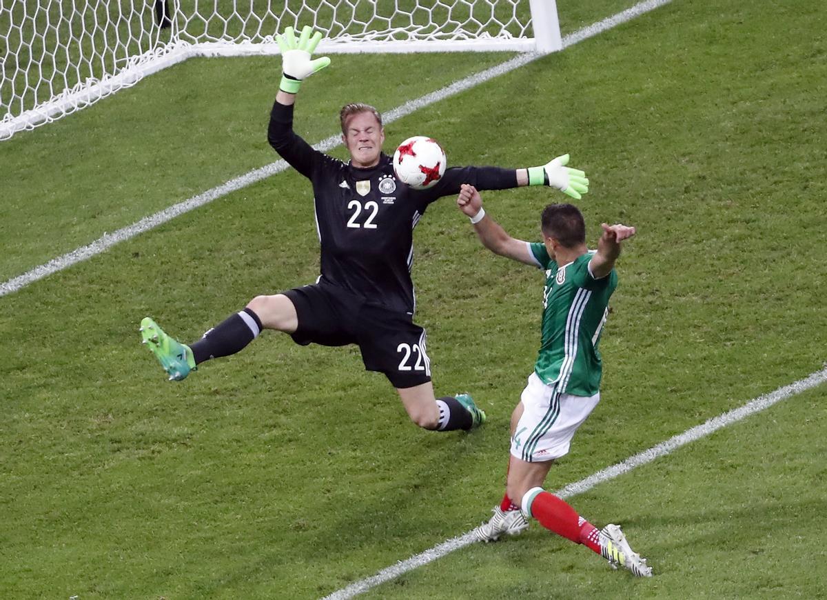 Ter Stegen ante Chicharito, en el Alemania-México de la Copa Confederaciones del 2017