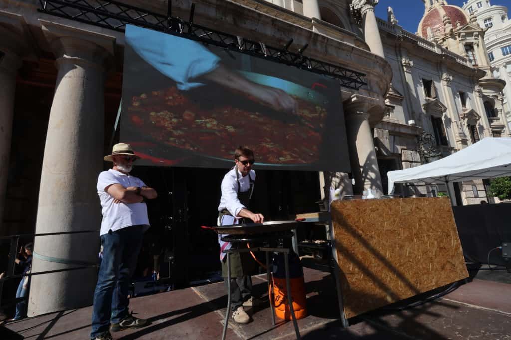 La plaza del Ayuntamiento de València se convierte en un gran restaurante al aire libre con el Tastarròs