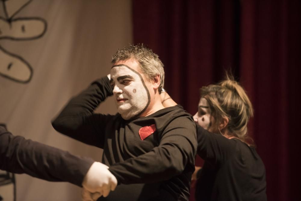 La tarda de circ i teatre a la Llar Sant Joan de Déu mostra el poder transformador de les arts escèniques