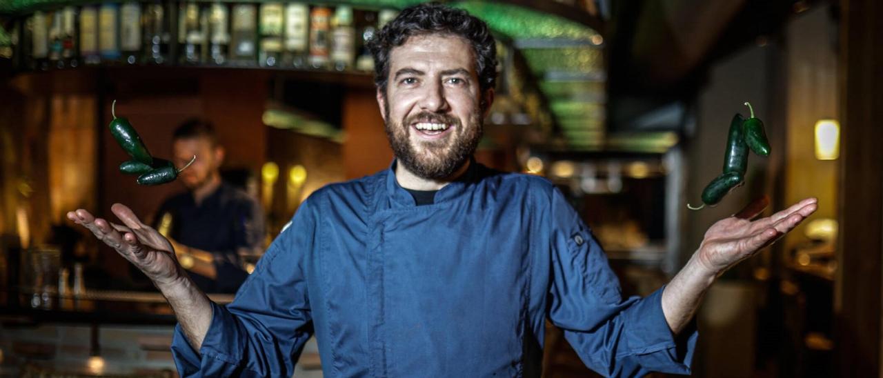 Gerard Bellver, con unos pimientos en el restaurante Jiribilla.