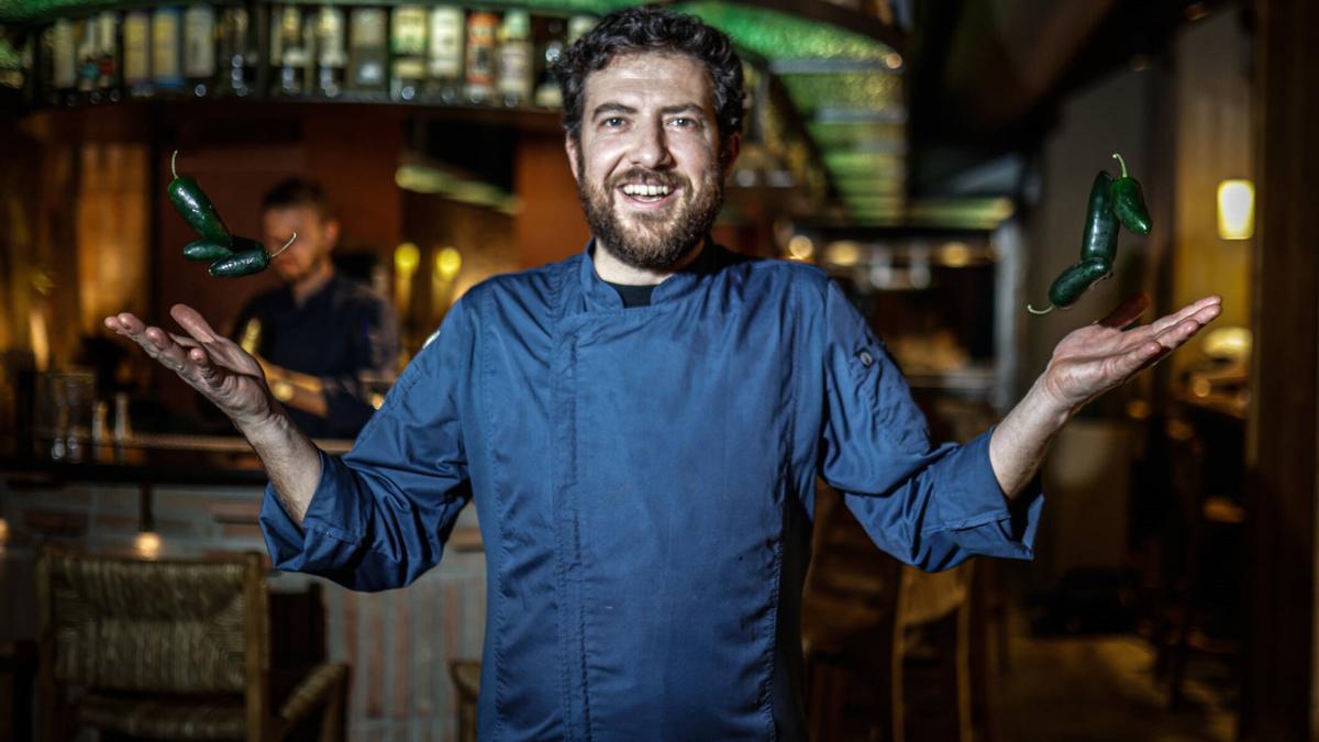 Gerard Bellver, con unos pimientos en el restaurante Jiribilla.