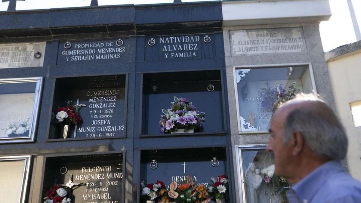 Paco Valdés, en el cementerio ante la tumba de Isabel Suárez.