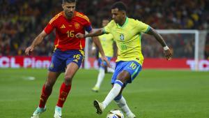 Rodri Hernández, internacional español del Manchester City, frente a Rodrygo Goes, internacional brasileño del Real Madrid.