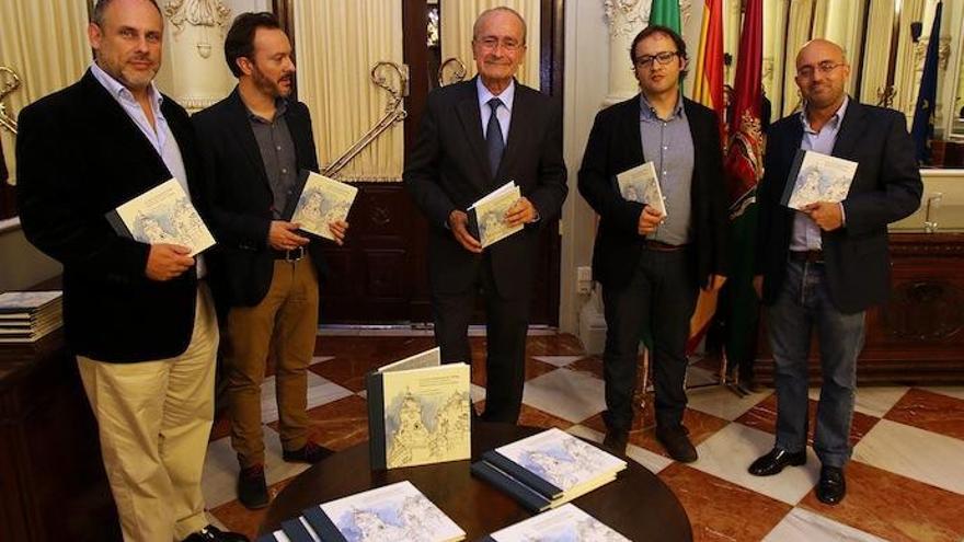 Luis Ruiz Padrón presentó ayer la publicación en el Ayuntamiento de Málaga. El prólogo del libro corre a cargo del periodista de La Opinión Alfonso Vázquez.