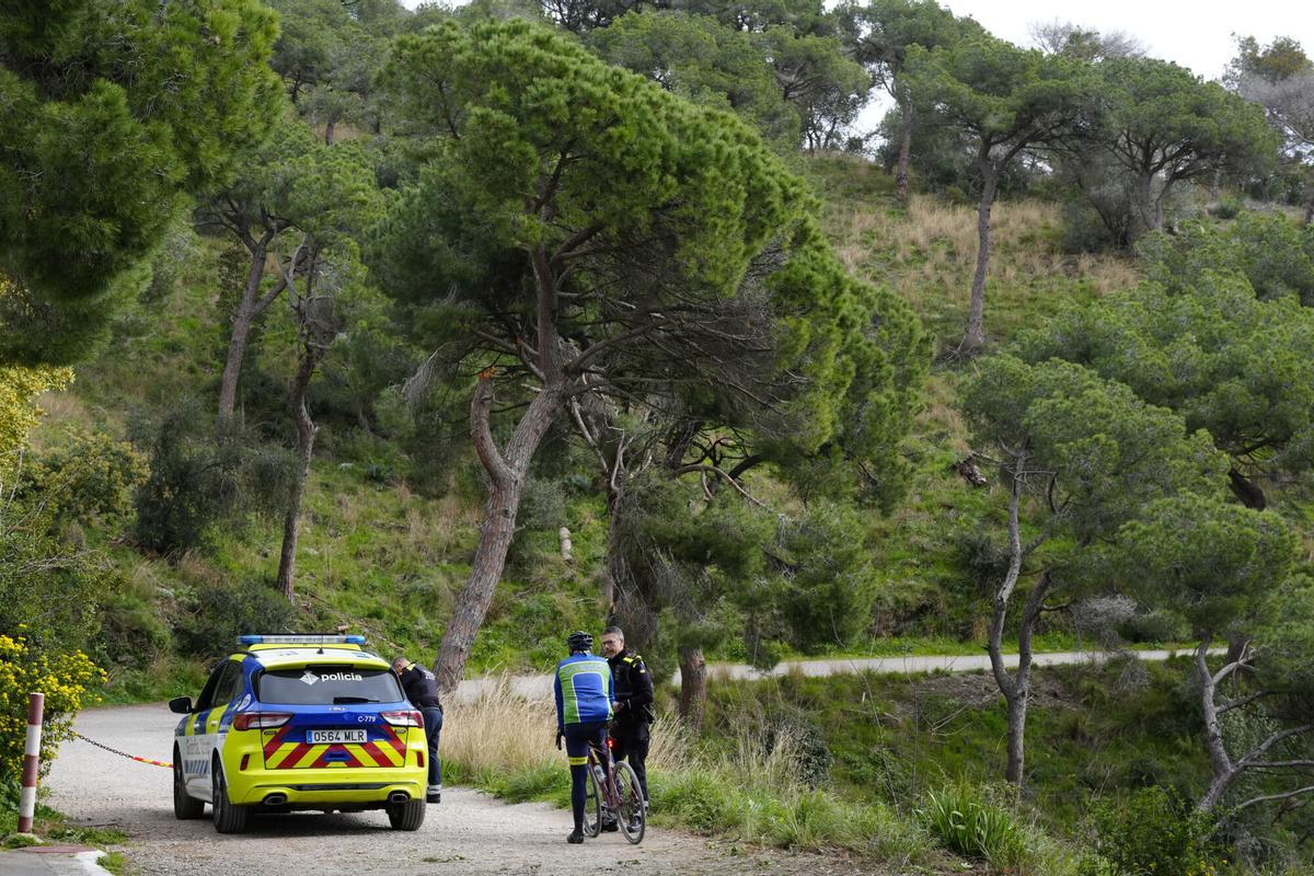 Agentes de la Guardia Urbana colocan carteles informando del cierre del acceso al Parque de Collserola, durante la mñana del 12 de marzo de 2026