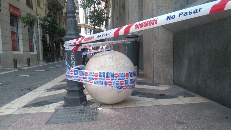 La calle Larios &#039;pierde&#039; una de sus bolas