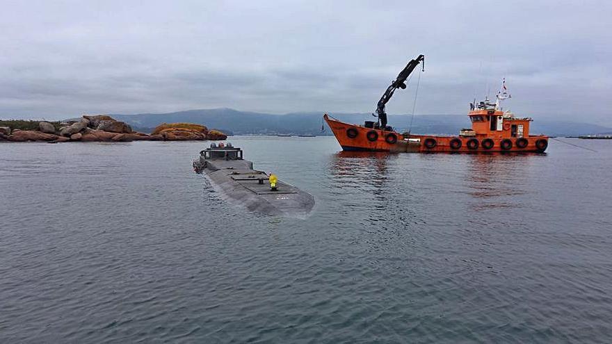 El narcosubmarino junto al remolcador Insuiña Rande.   | // FDV