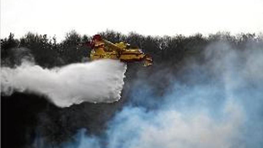 Treballs per extingir el foc a Cantàbria.