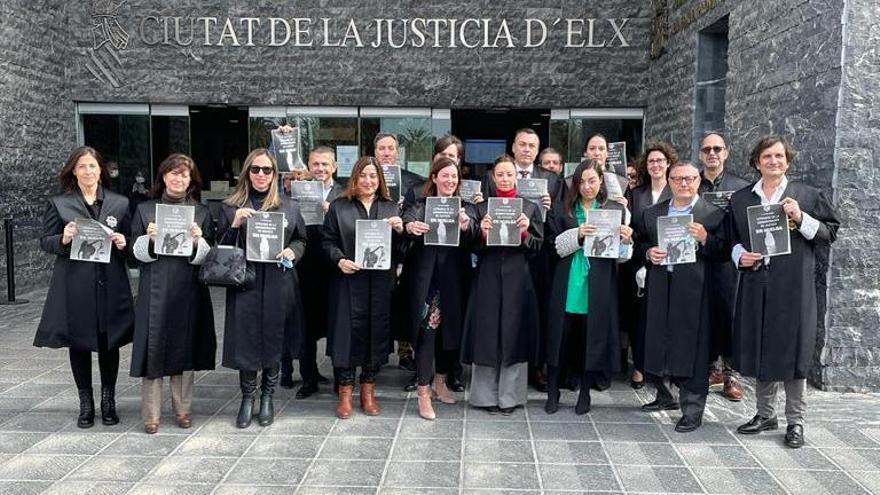 Imagen de la concentración del martes en la Ciudad de la Justicia de Elche.