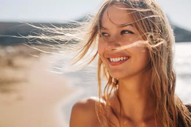 ¿Por qué todas las chicas con piel bonita usan protector solar con color? No solo te protege del sol, también mejora tu piel al instante