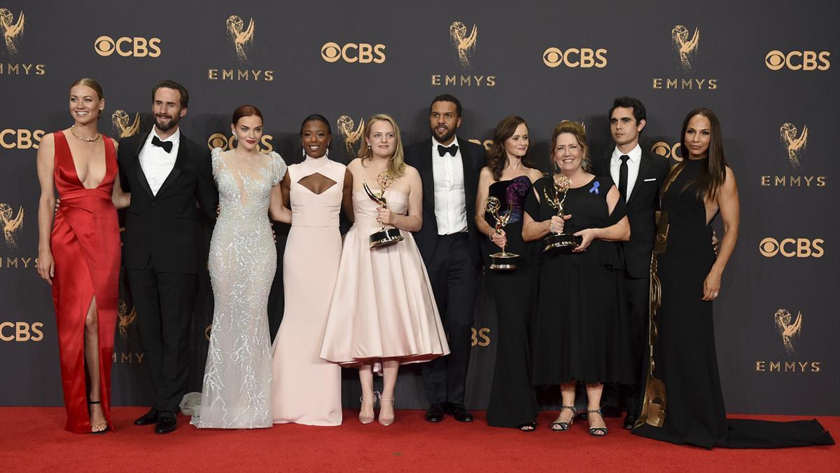El equipo de 'The Handmaid's Tale' al completo posa con los premios Emmy obtenidos en la gala.