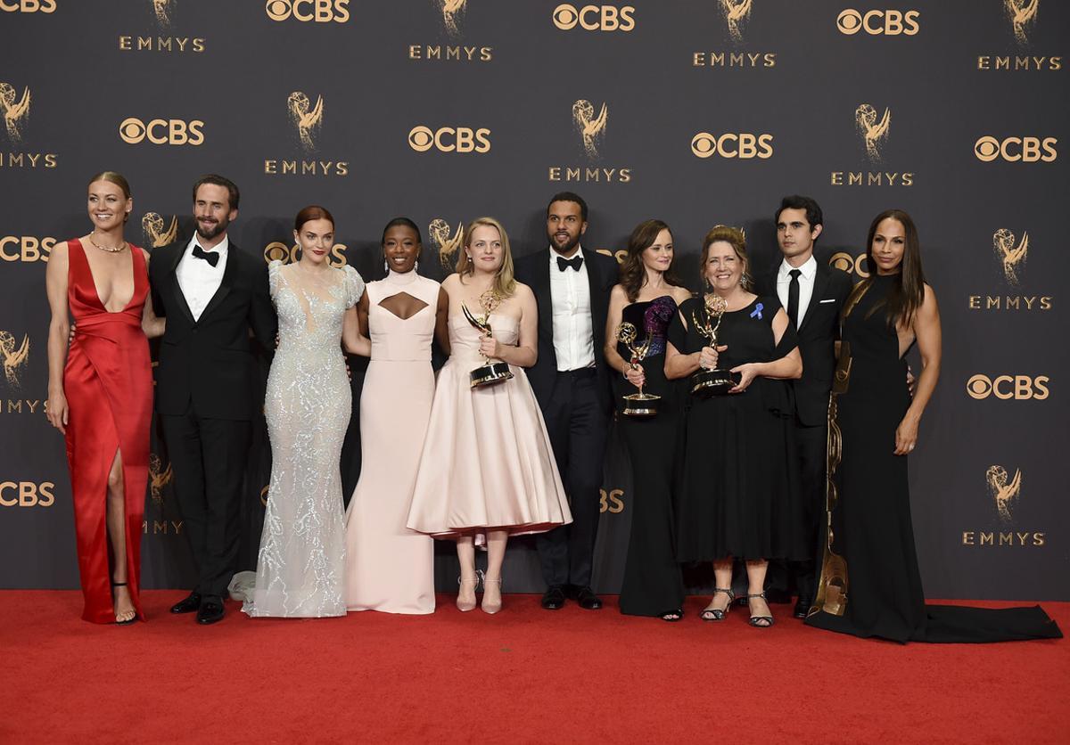 'The handmaid's tale' i 'Veep' conquisten uns Emmy marcats per Trump