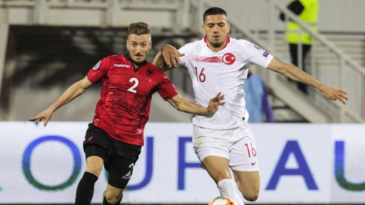 Balliu, a la izquierda y de rojo, jugando con Albania