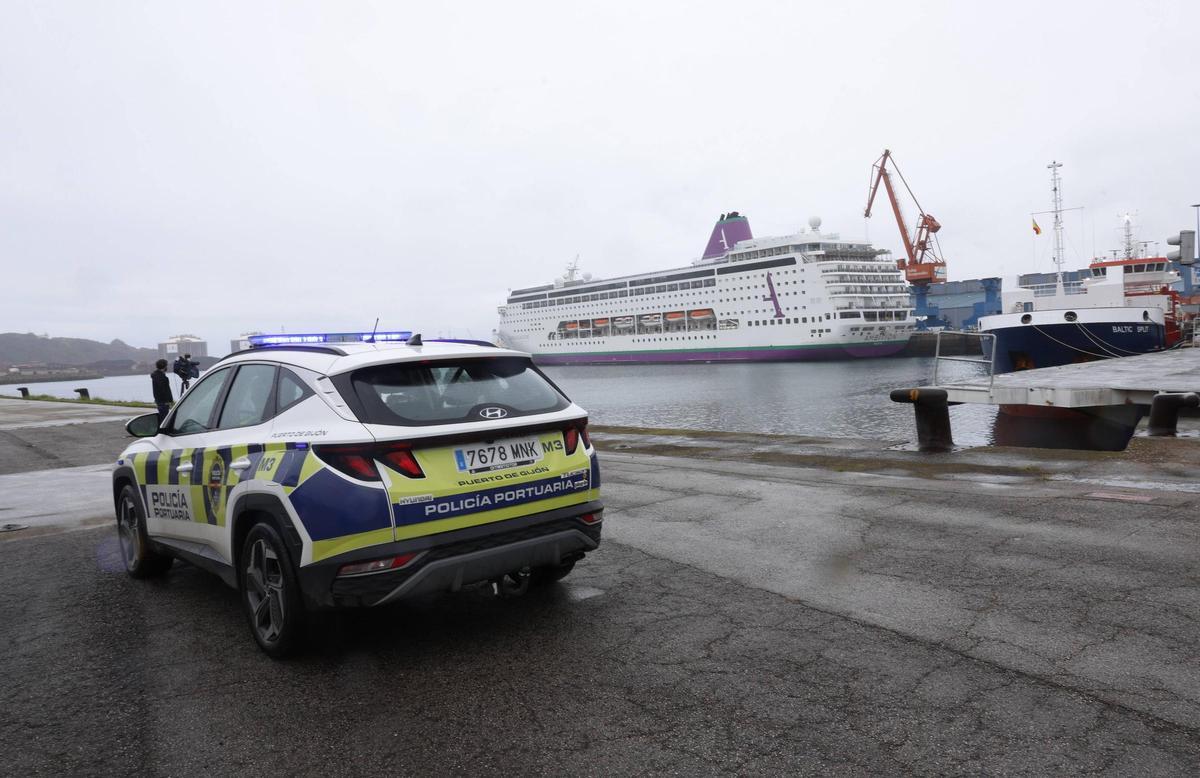 Los cruceristas del "Ambition" desembarcan en Gijón (en imágenes)