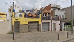 Fincas pendientes de desalojo y derrumbe en la calle Circumval·lació de Santa Coloma de Gramenet.