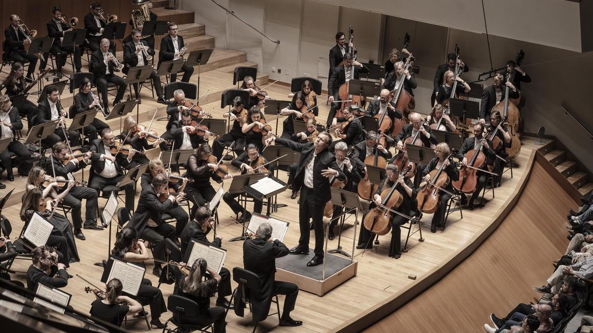 El director Petrenko durante el concierto en el Palau de la Música de València, junto a la Royal Philharmonic Orchestra de Londres.