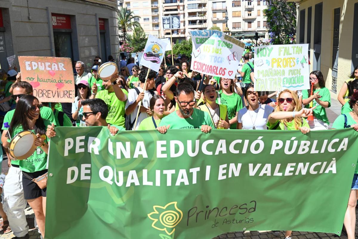 Los profesores se manifiestan en la Plaça de Baix de Elche por la educación pública