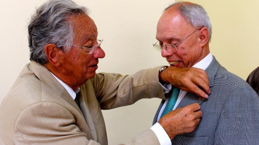 Antonio Suárez (d) recibe en 2013 la insignia de oro y brillantes de la Federación Tinerfeña de manos de su titular, Juan Padrón