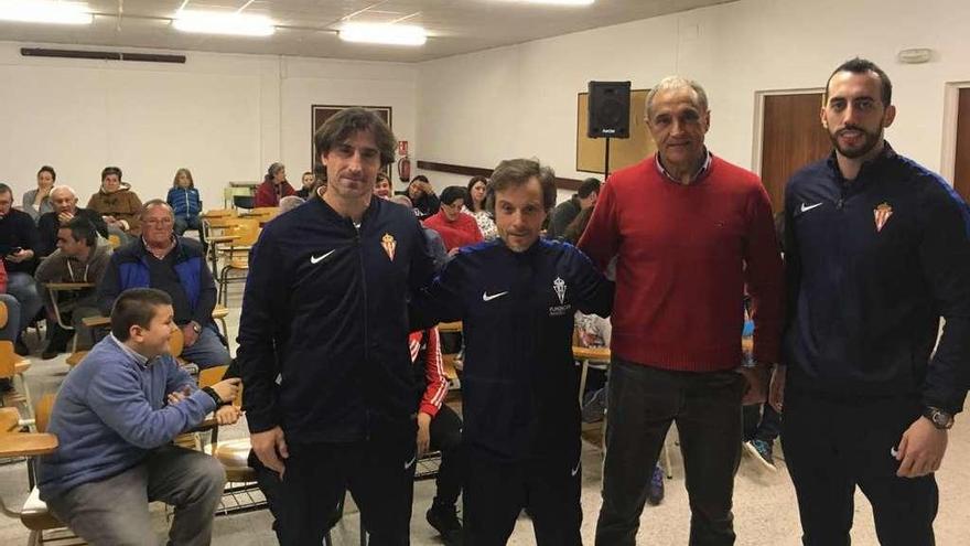 Por la izquierda, Caco Morán, Ángel Legaspe, Joaquín Alonso y Diego Fuertes, antes de iniciar el encuentro en el colegio Ramón Muñoz de Luarca.