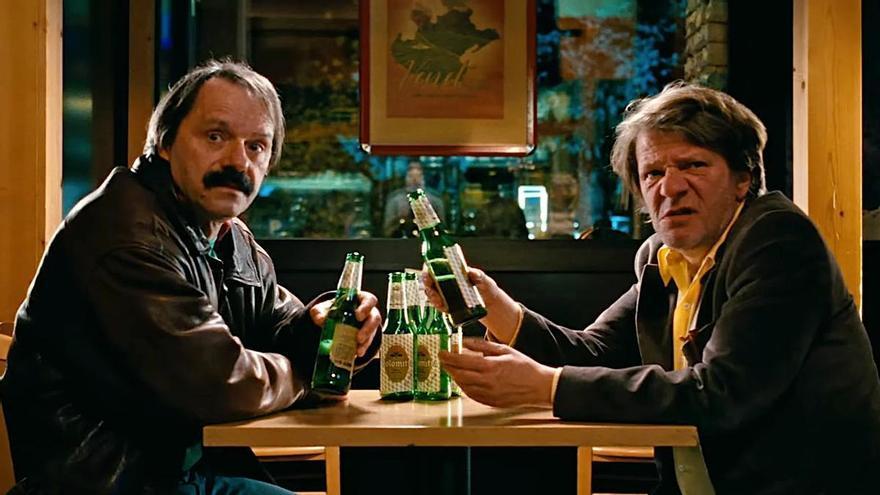 Crítica de 'La última ronda en Venecia': una comedia taciturna que elogia la amistad efímera y la conversación de bar