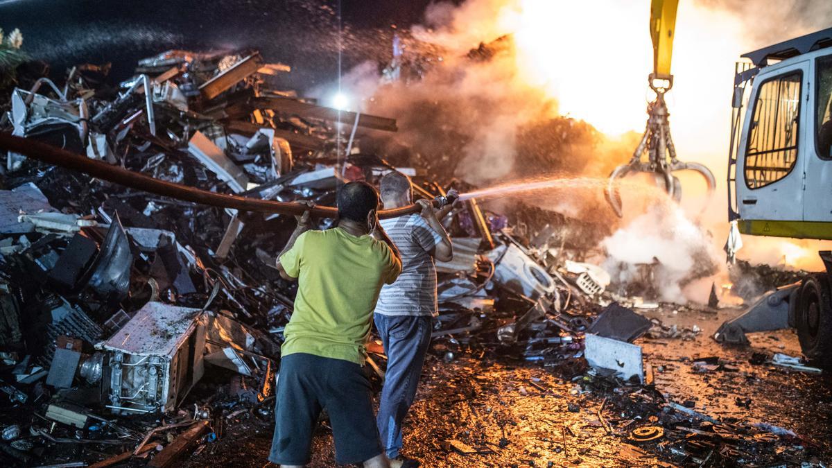 Declarado un fuego en el desguace de Ca Na Negreta