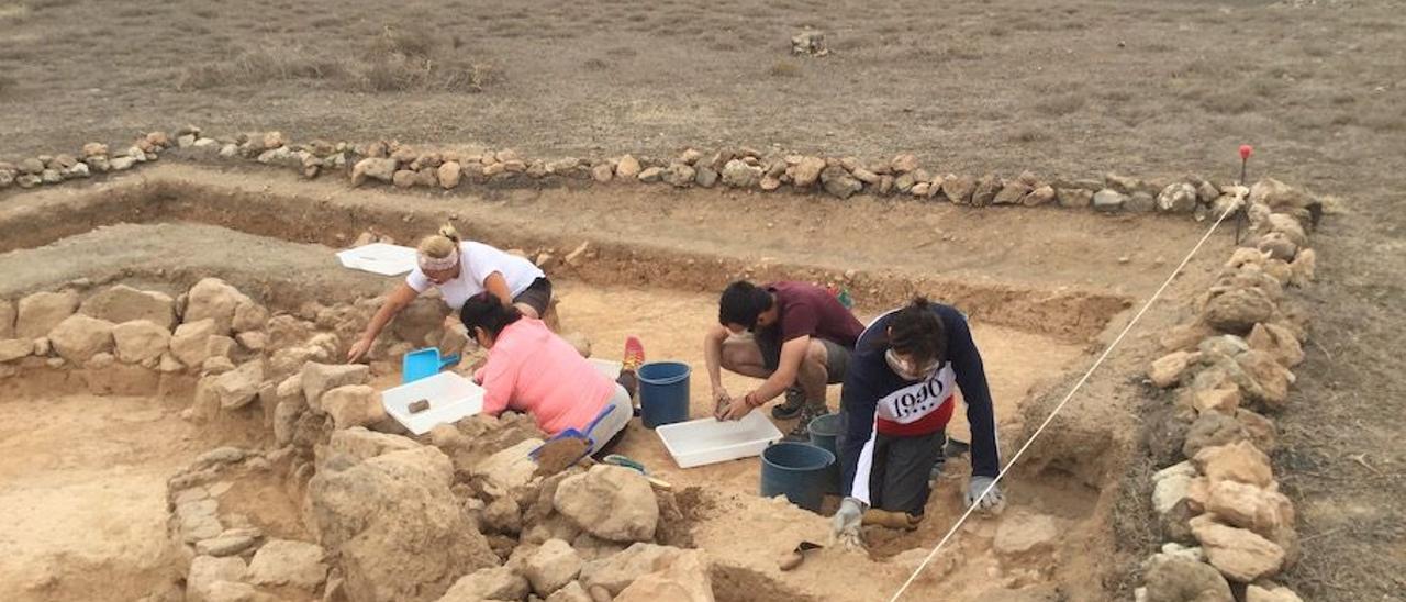 El equipo de Pablo Atoche durante una de sus excavaciones arqueológicas en Lanzarote.