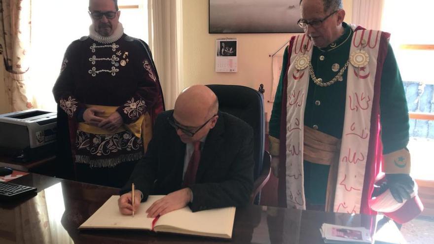 El nuevo embajador de Turquía en España, que ha venido hoy a las fiestas de Sax, firma en el libro de honor.