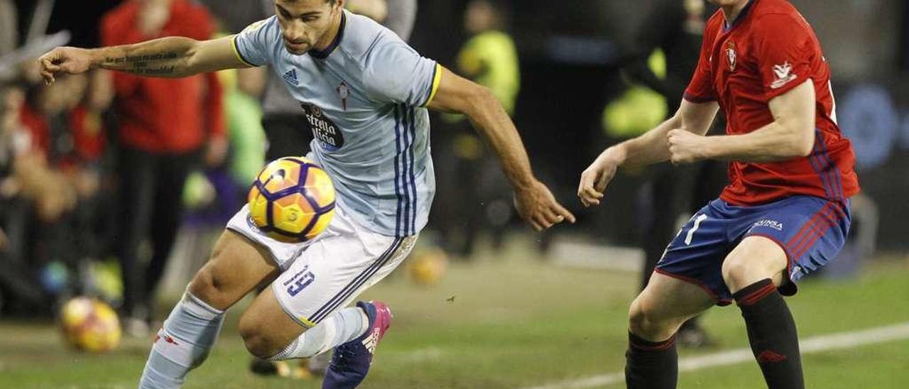 Jonny trata de impedir que el balón salga fuera de la línea de banda antes la oposición de Clerc, de Osasuna, durante el choque disputado ayer en Balaídos. // Ricardo Grobas