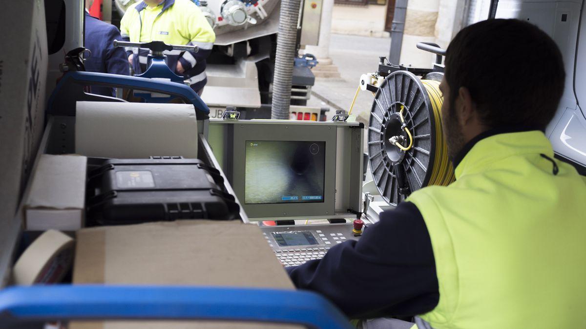 Personal de Aquona realizando tareas de inspección de tuberías de agua con cámaras.