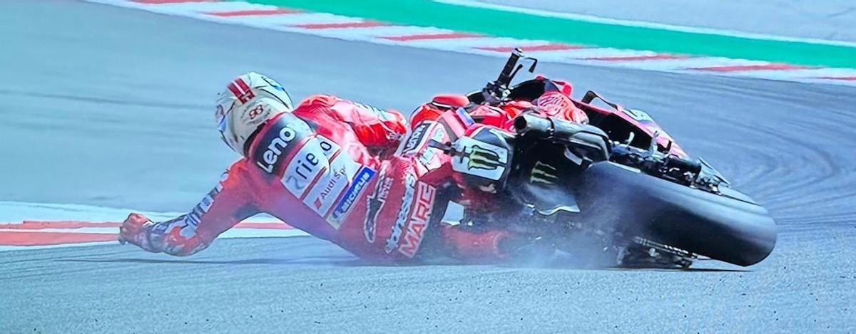 La caída de hoy de Marc Márquez (Ducati), en Austin, vista desde detrás.