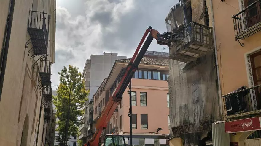 Derribo del edificio frente al Palau Ducal de Gandia que sufrió desprendimientos