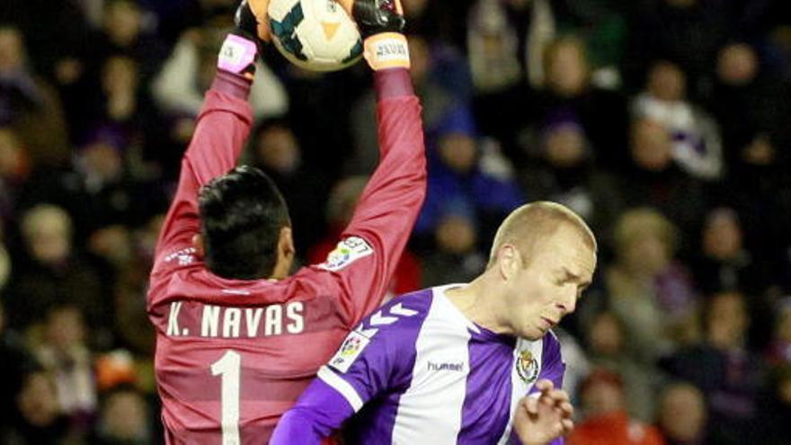 Larsson (d) salta a por un balón con el portero Navas.