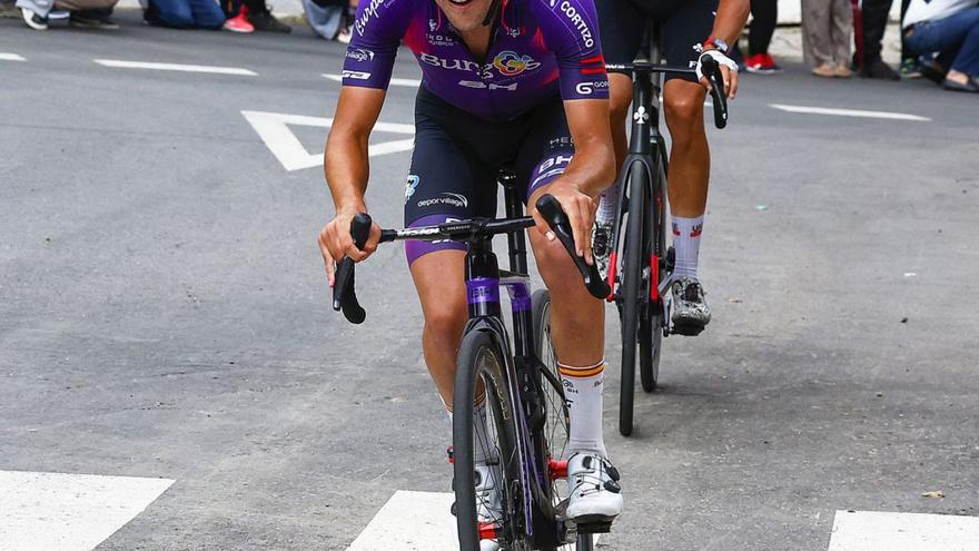 Exhibición del ciclista asturiano Pelayo Sánchez, que acaba la etapa tercero, en la Vuelta a España