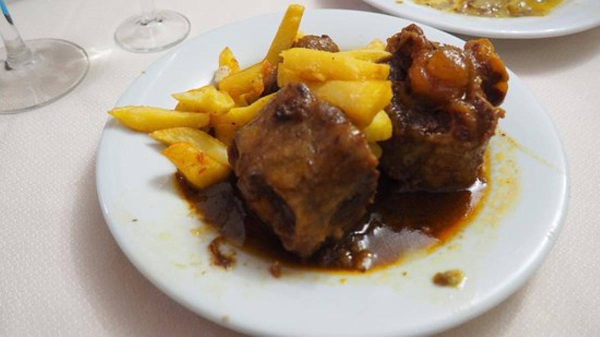 Plato de rabo de toro en Bodega San Basilio