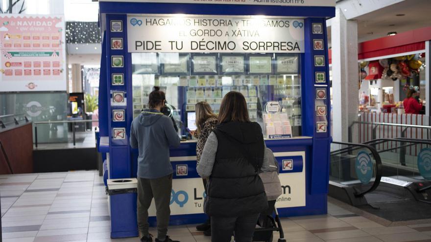 Dos administraciones de Xàtiva reparten varios quintos premios del Gordo de Navidad