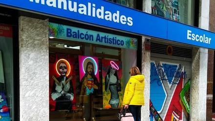 Una tienda de arte viguesa recibe amenazas de denuncia por los cuadros de  su escaparate - Faro de Vigo