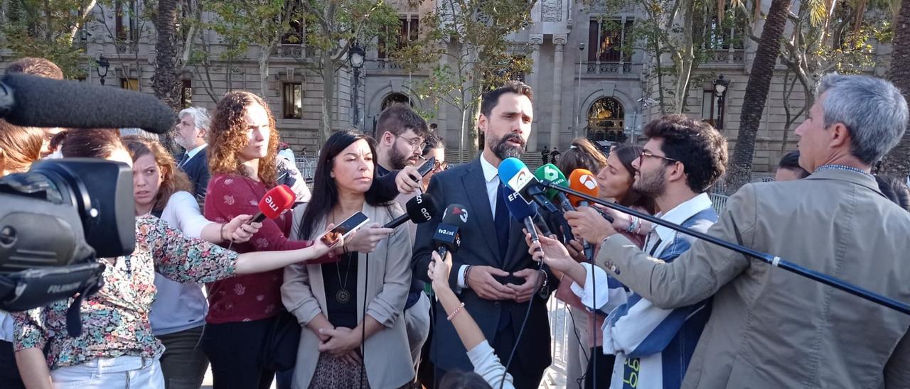 Ariadna Delgado i Roger Torrent avui a l&#039;entrada del Tribunal Superior de Justícia de Catalunya