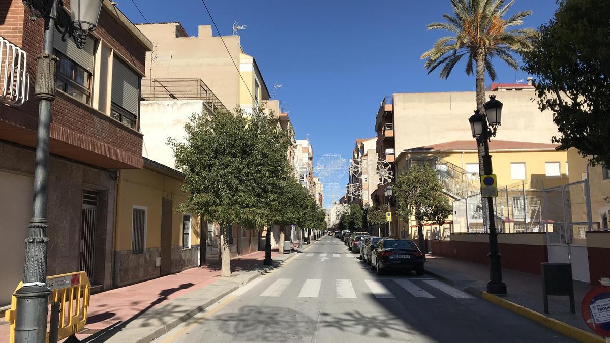 Estado que presentaba a primera hora de la tarde la céntrica calle Gran Vía de Sax.