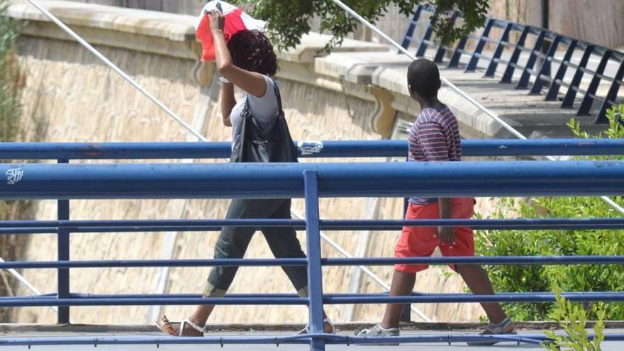 La primera ola de calor del verano dispara el mercurio seis grados por encima de la media