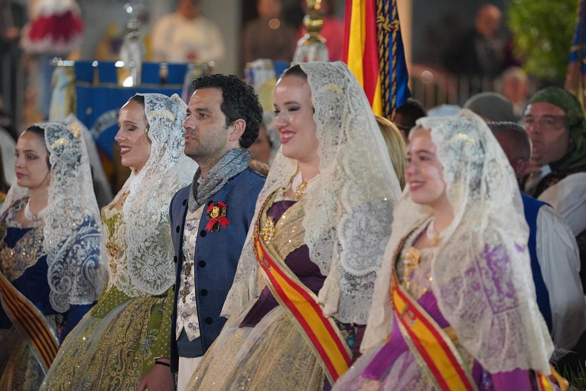 Sagredo, la concejala Andrea López y las Falleras Mayores de Paterna durante la Ofrenda.