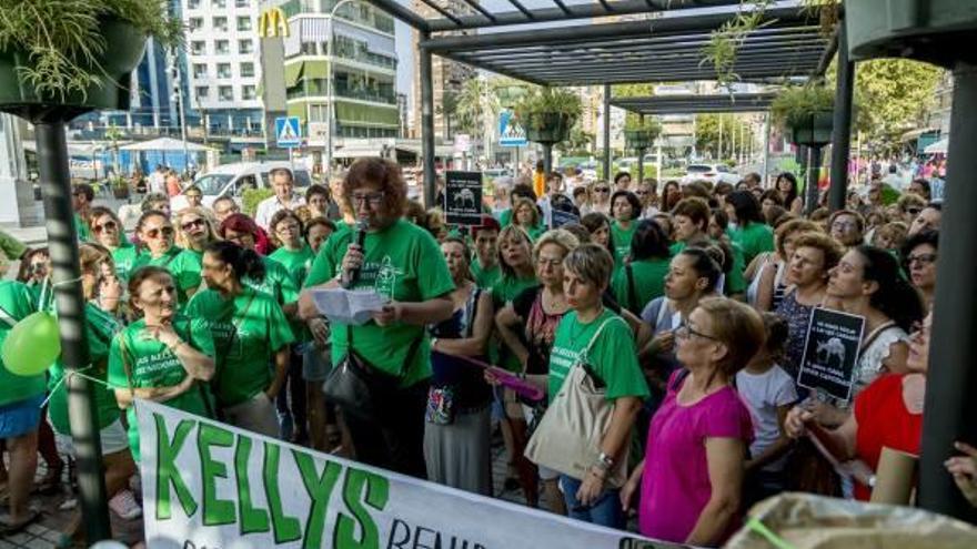 Una camarera de piso de Benidorm desarrolla sus tareas durante su jornada laboral.